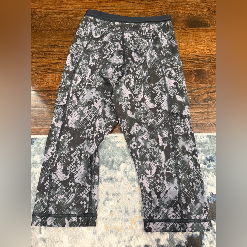 Lululemon snake skin printed cropped leggings est size 4 EUC